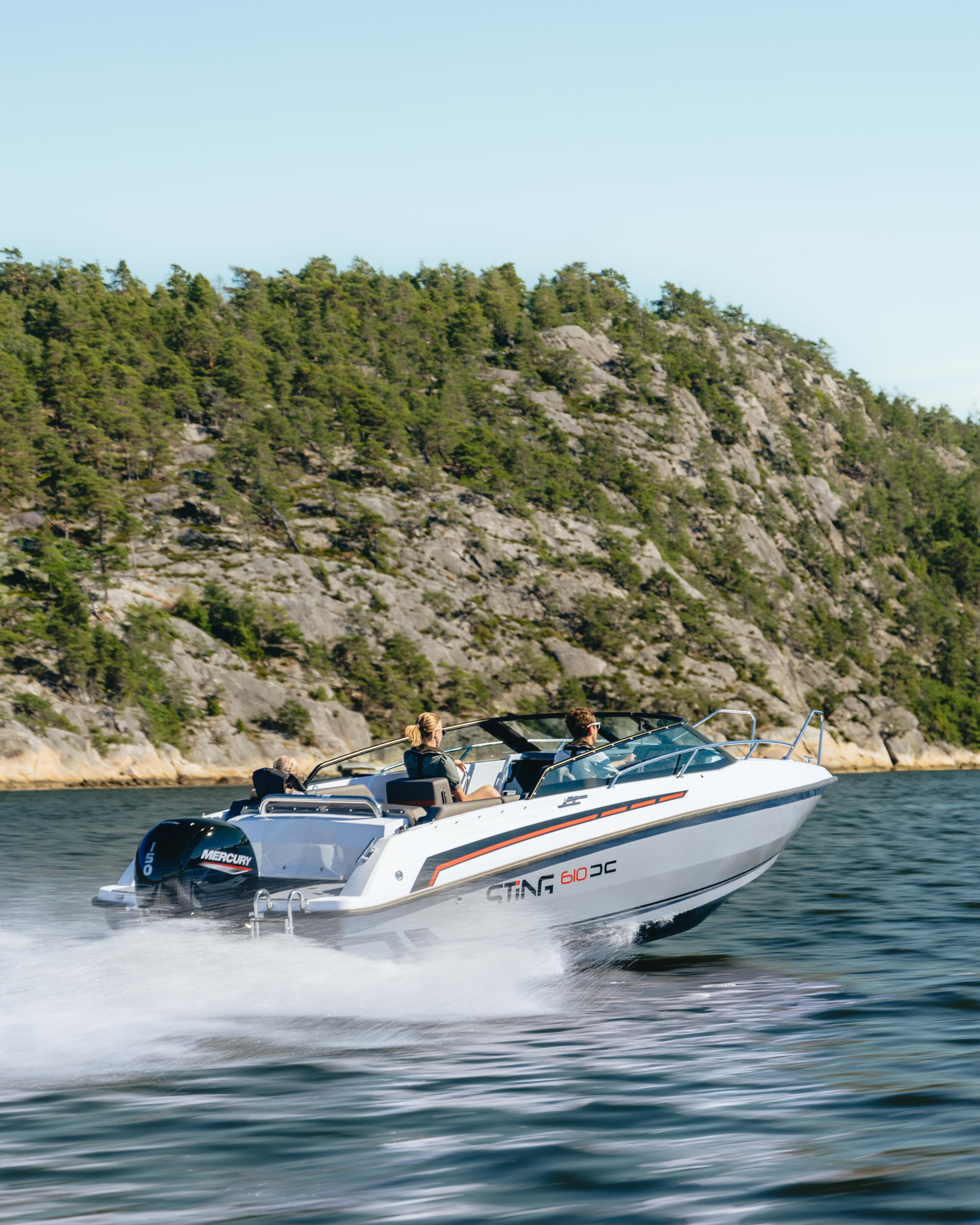 Sting 610 DC At Sea Seen From Behind