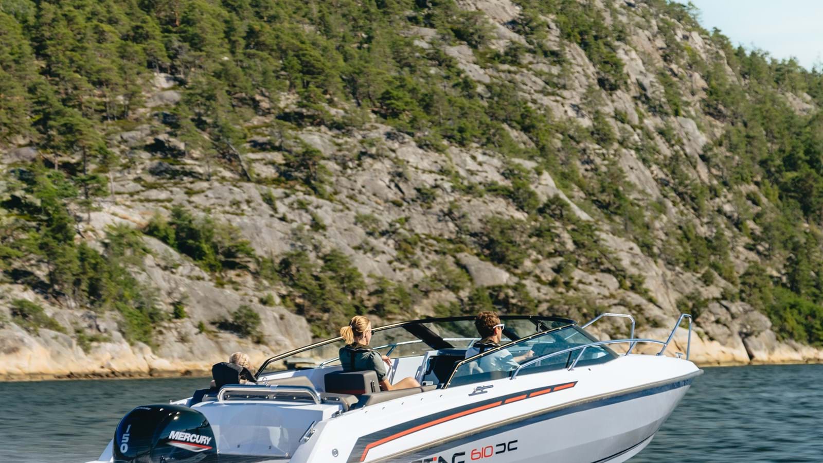 Sting 610 DC At Sea Seen From Behind