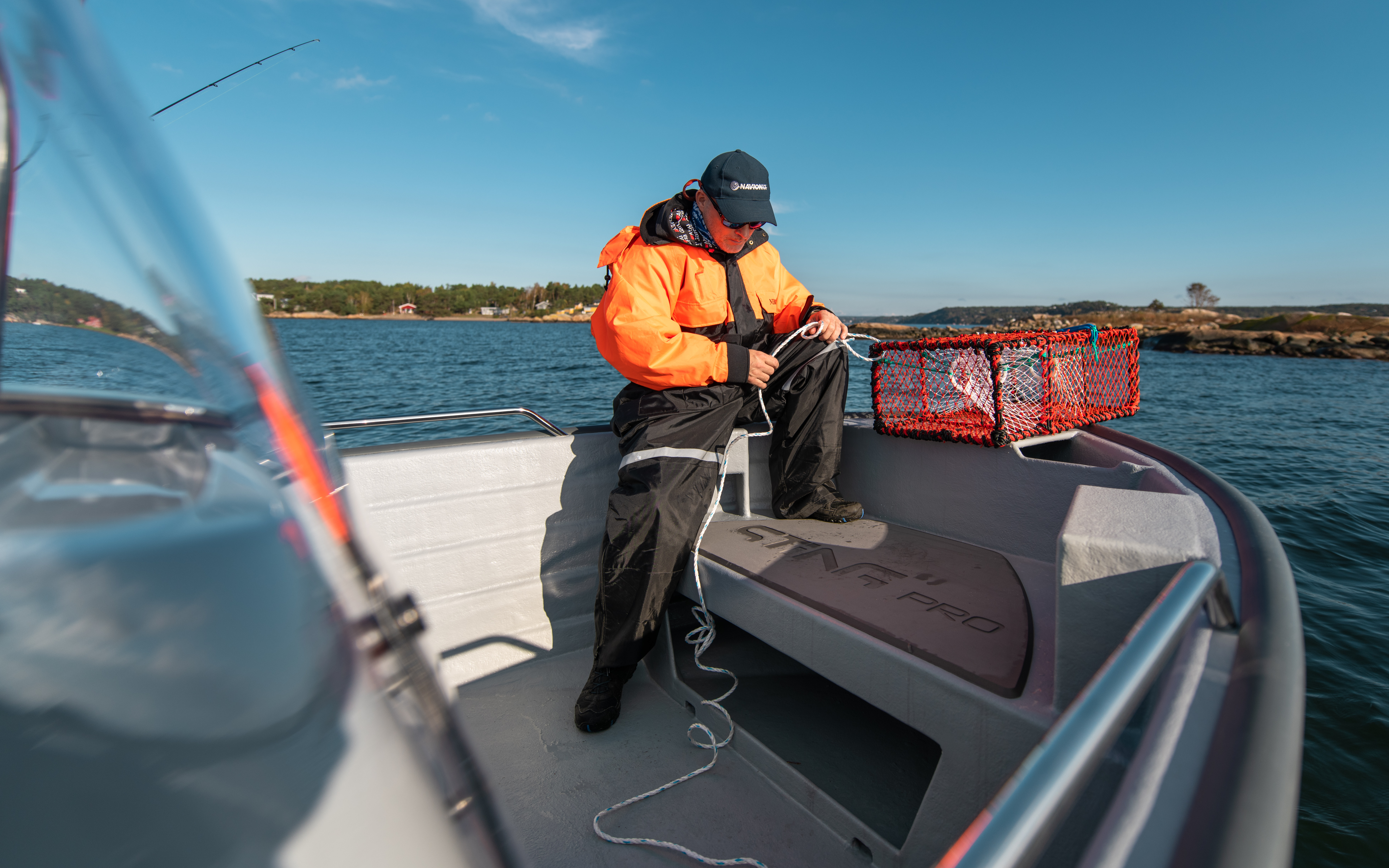 Sting 535 Pro Action Picture Preparing Crab Fishing