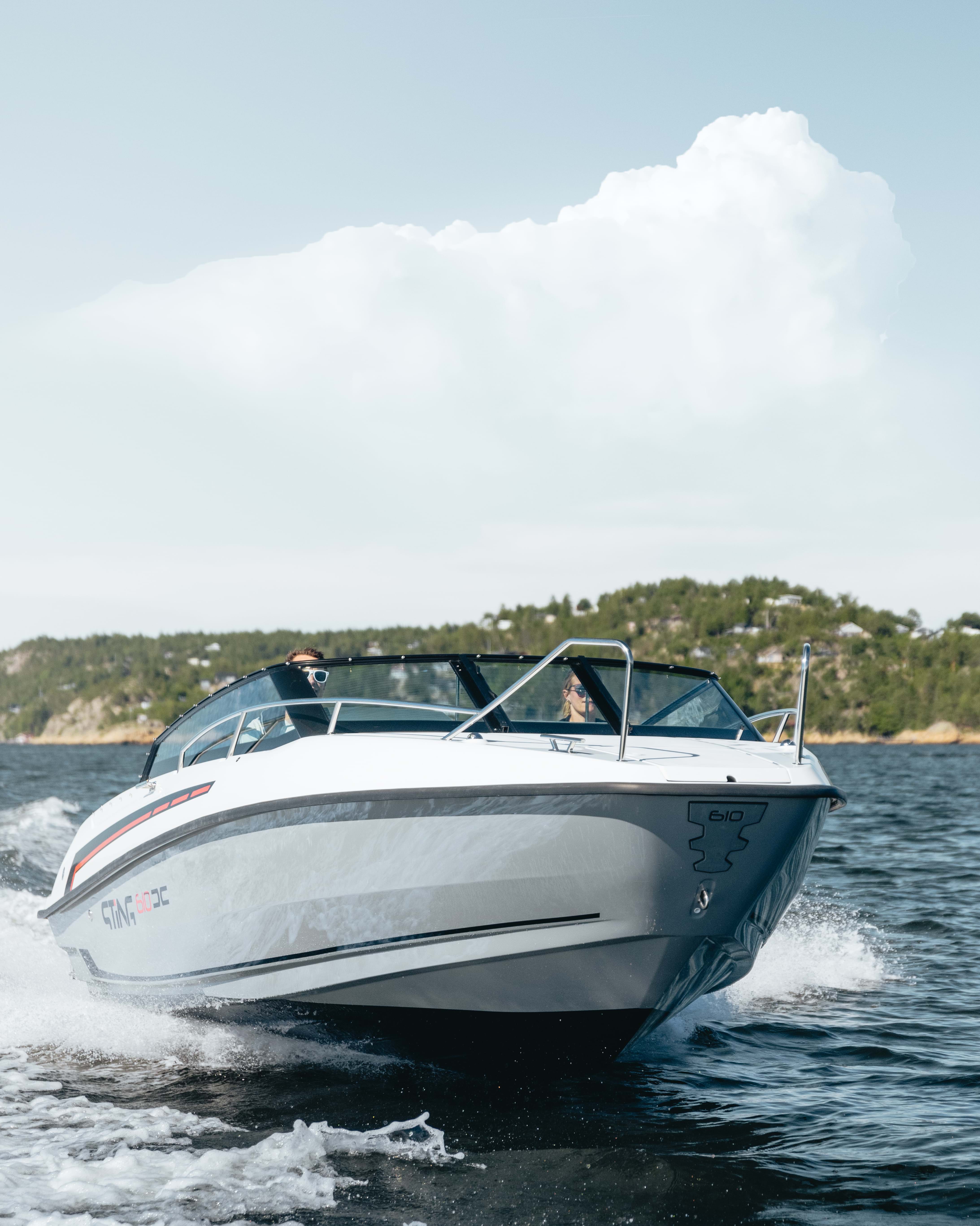 Sting DC 610 At Sea Seen From Bow