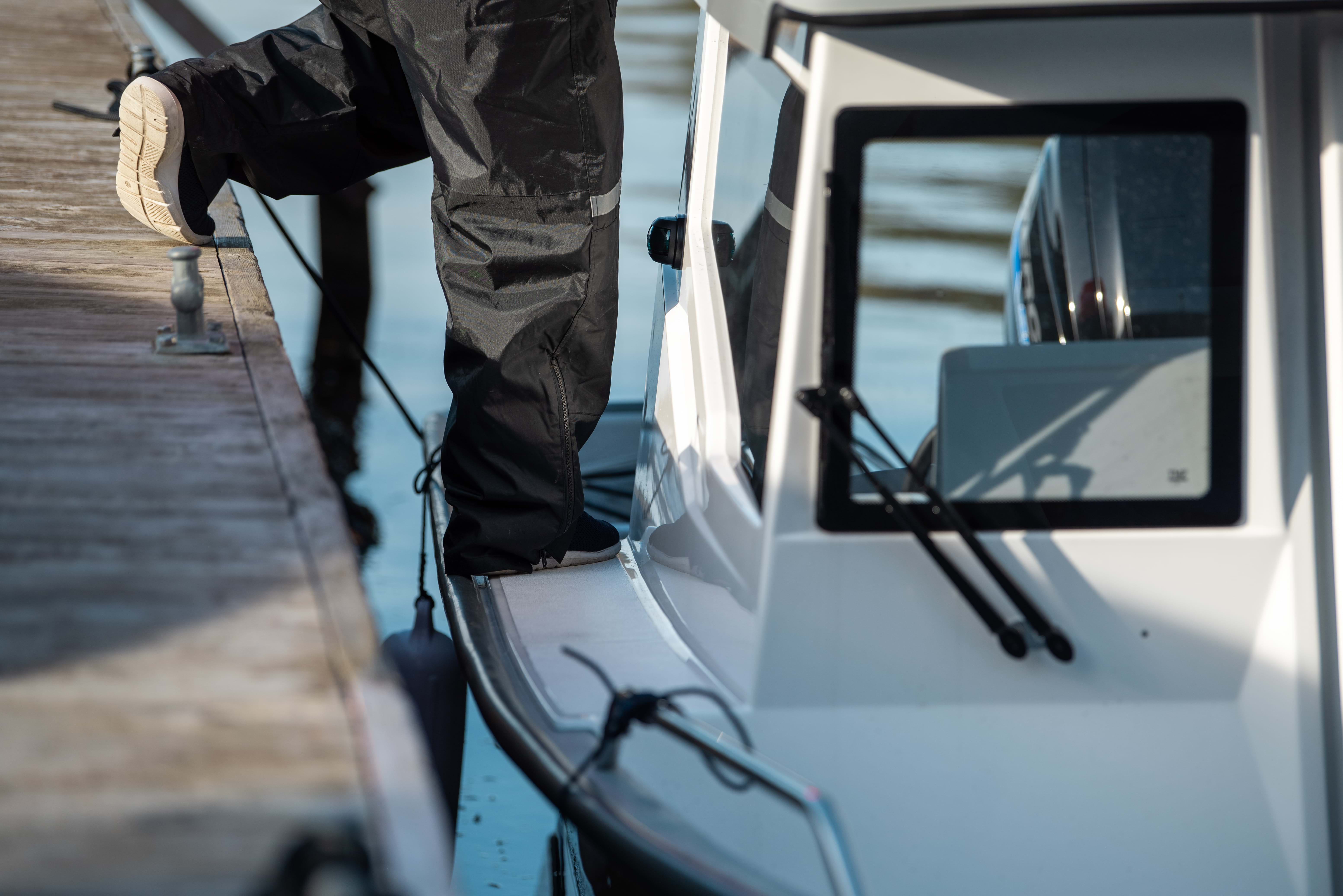 Sting 600 Pro HT Details Sidestep Starboard Side