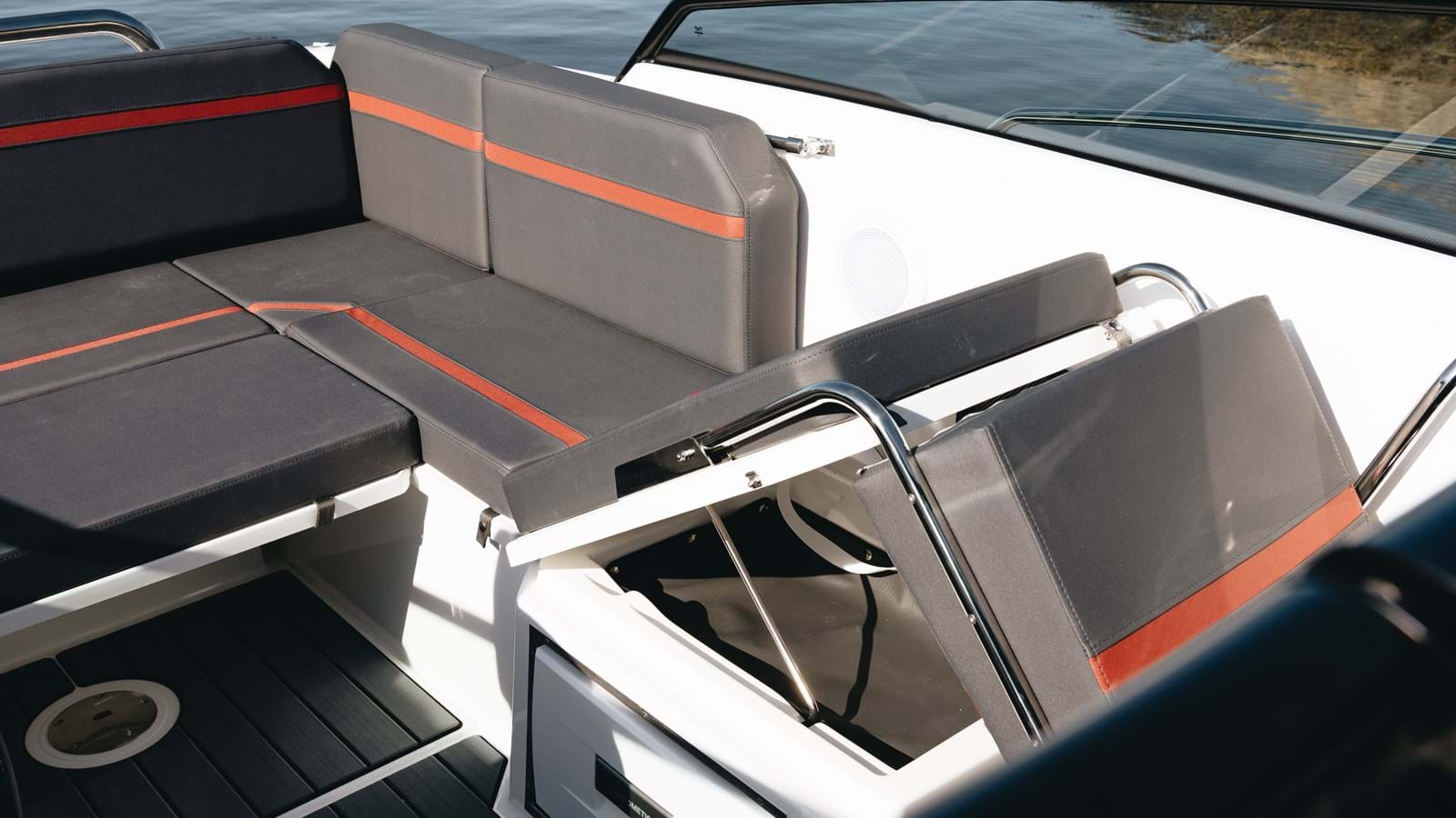 Sting 610 DC Details Stowing