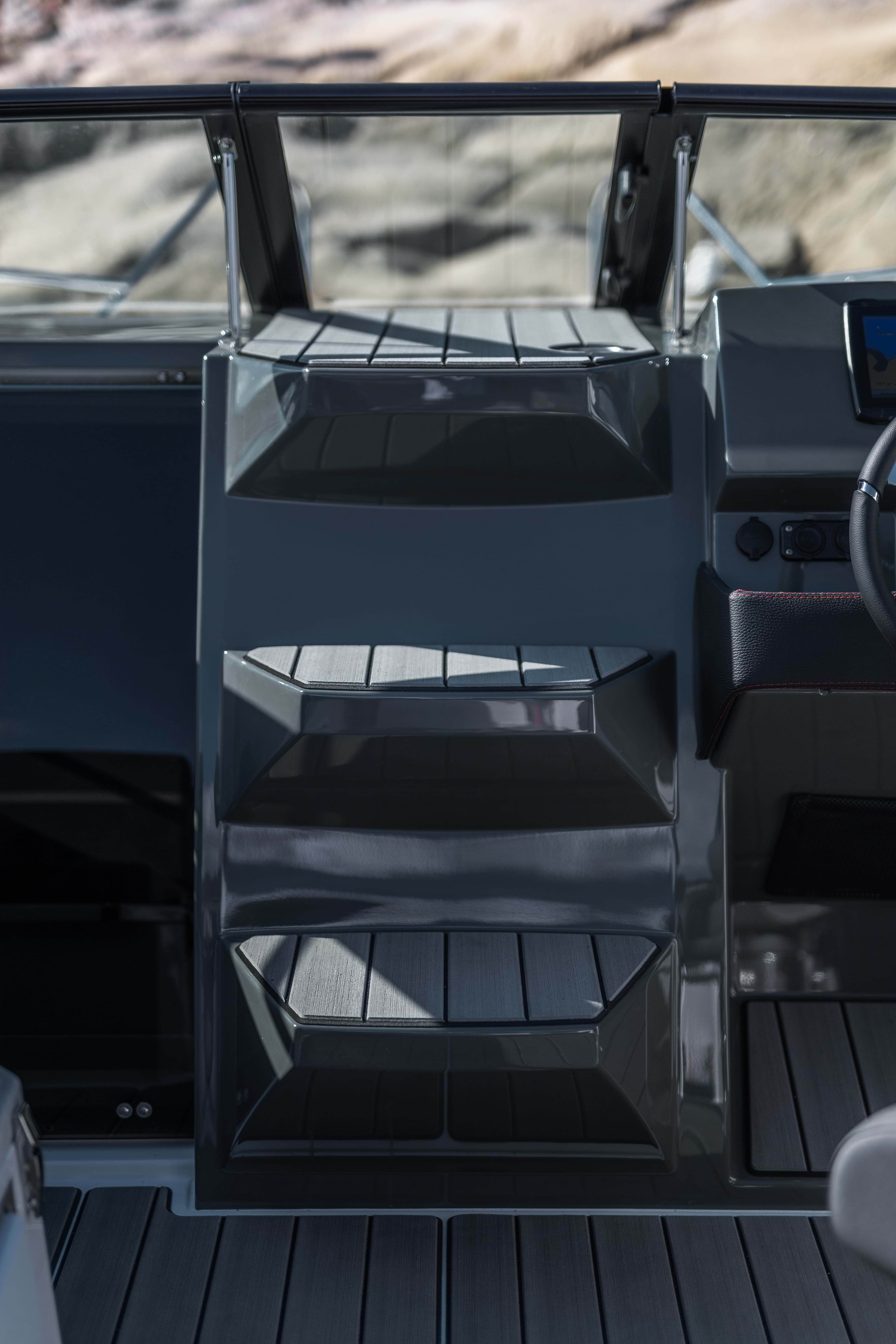 Sting 610 DC Details Steps In Cockpit