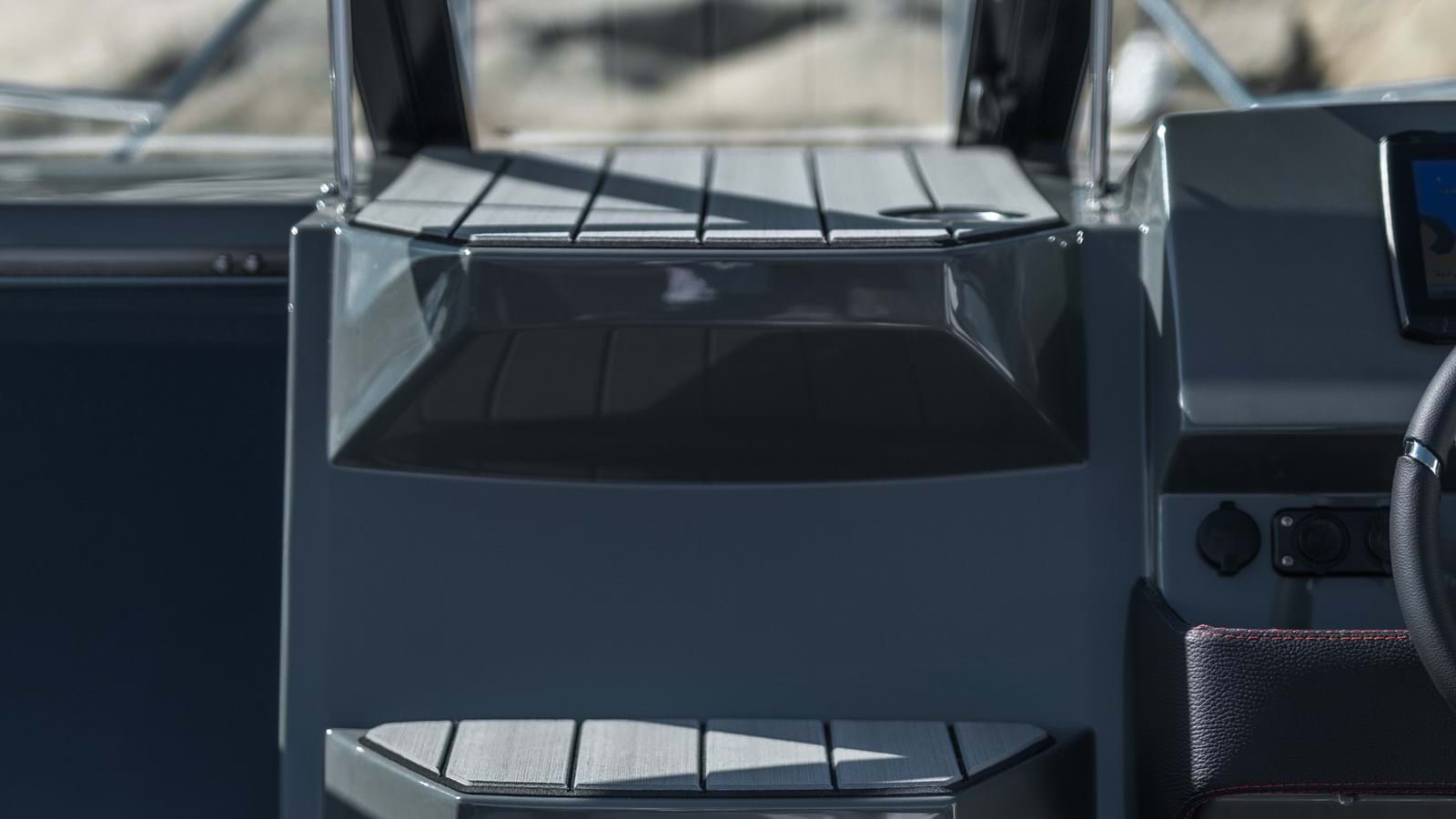 Sting 610 DC Details Steps In Cockpit